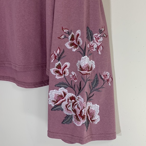 NWT. Almost Famous Floral Embroidered Sleeve Sweatshirt Women’s Large. - Picture 5 of 8
